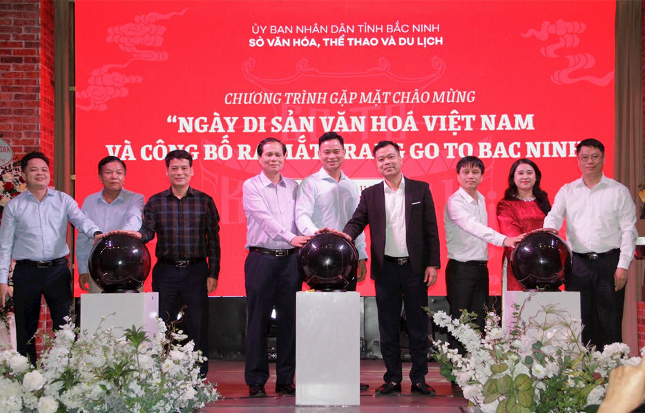 Các đại biểu thực hiện nghi thức ra mắt trang “Go to Bac Ninh”.